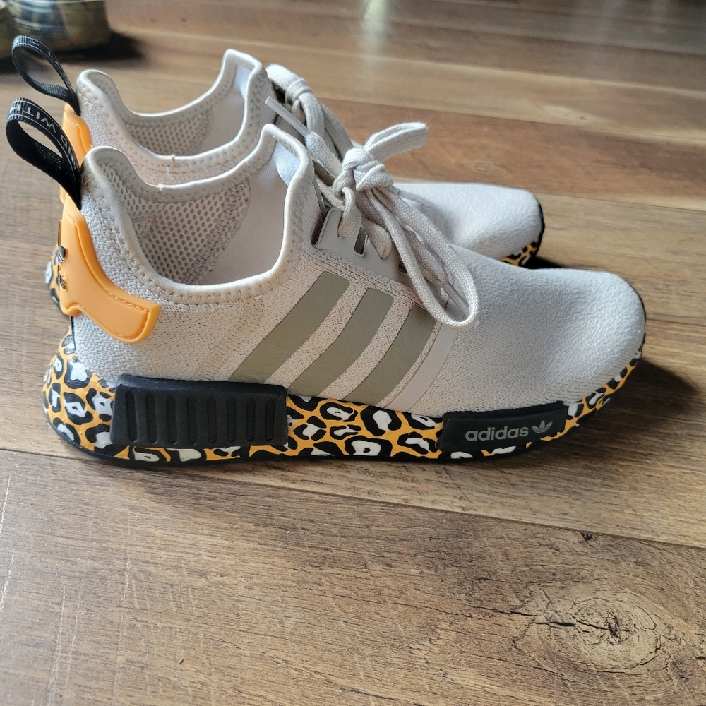🔥 RARE leopard print ADIDAS NMD R1